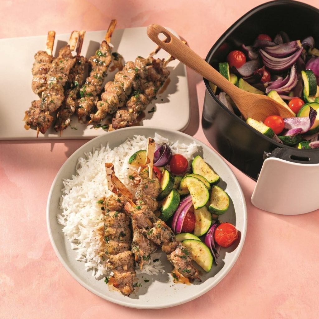 Satays de porc au chimichurri avec légumes rôtis