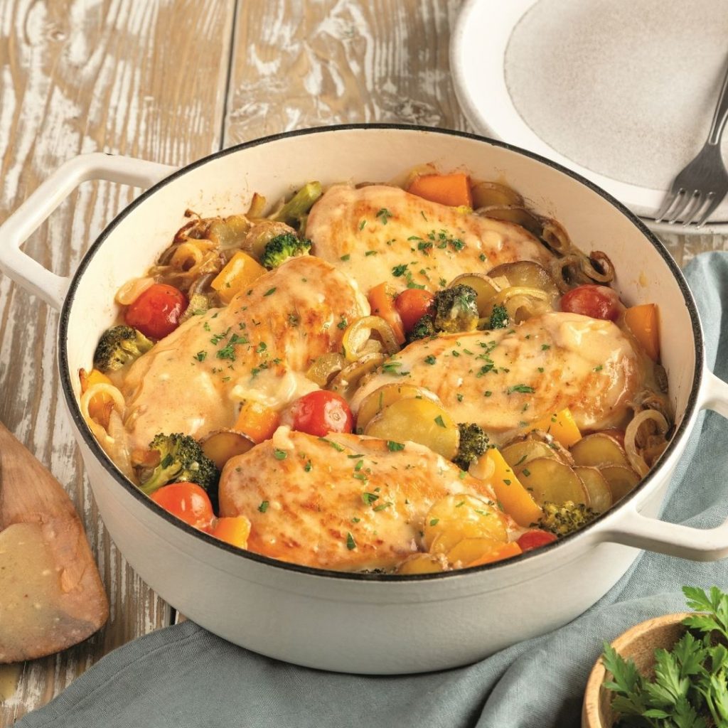 Casserole de poulet, légumes et fondue au fromage