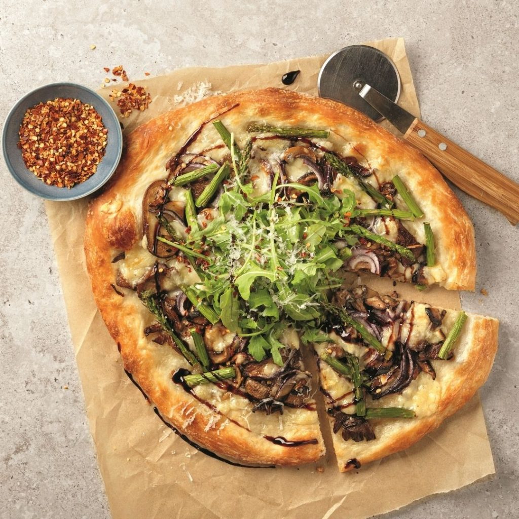 Pizza aux champignons et asperges