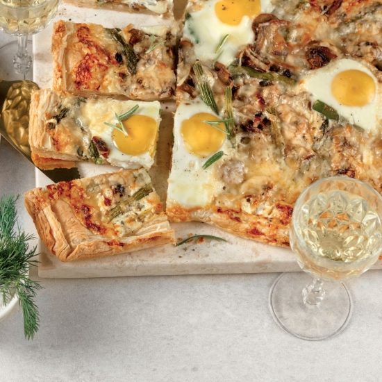 Tarte feuilletée aux œufs, asperges et crème fraîche