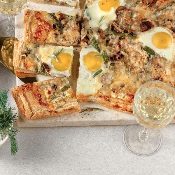 Tarte feuilletée aux œufs, asperges et crème fraîche