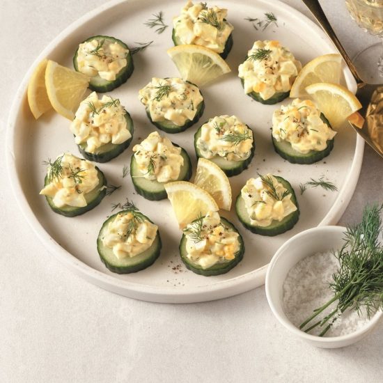 Bouchées de concombre et salade d'oeufs