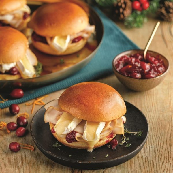 Sandwichs briochés à la dinde, canneberges et brie