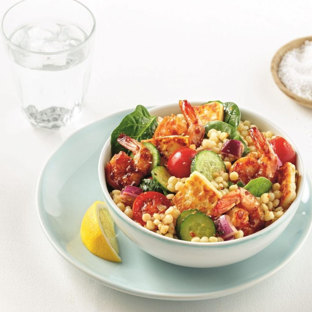 Salade de couscous perlé, halloumi et crevettes au miel