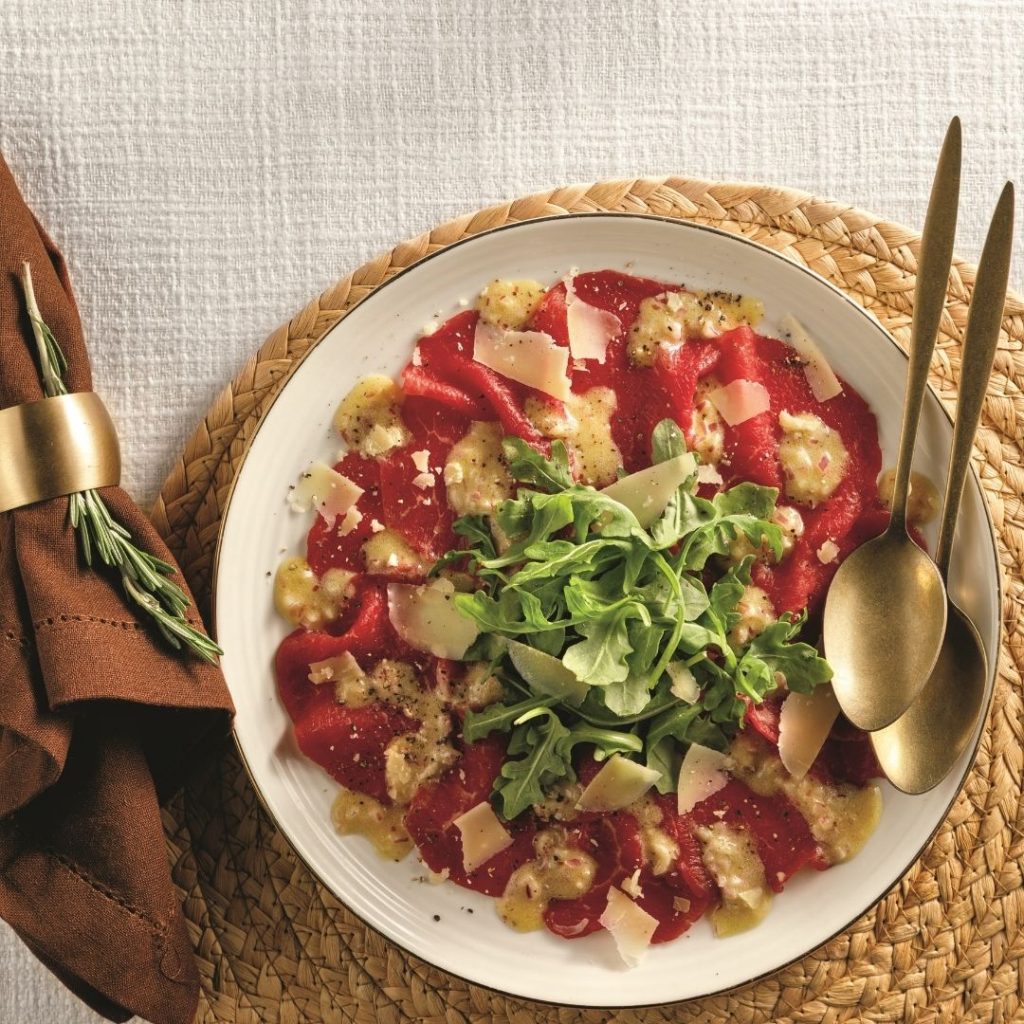 Carpaccio de bœuf avec pétales de fromage