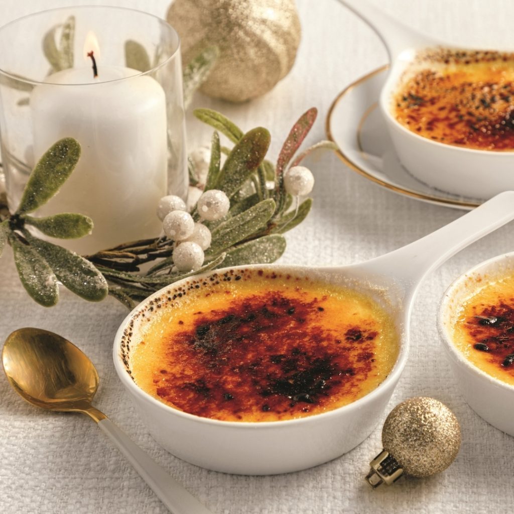 Crème brûlée salée au fromage avec croûtons