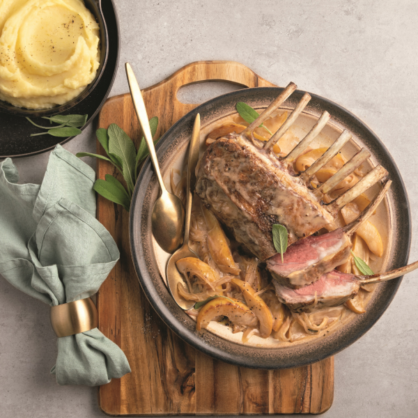 Carré d’agneau au vin blanc, sauge et poires caramélisées