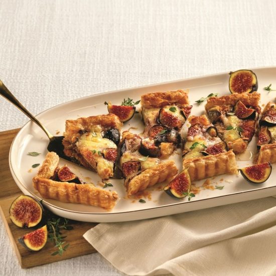 Tarte fine aux figues, oignons caramélisés et fromage