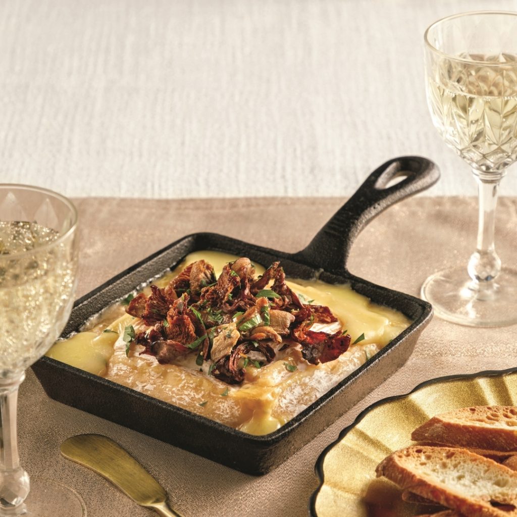 Fromage rôti au four avec garniture aux champignons et aux fines herbes