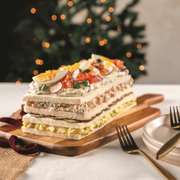 Pain sandwich aux œufs, au saumon fumé et au fromage à la crème à la ciboulette