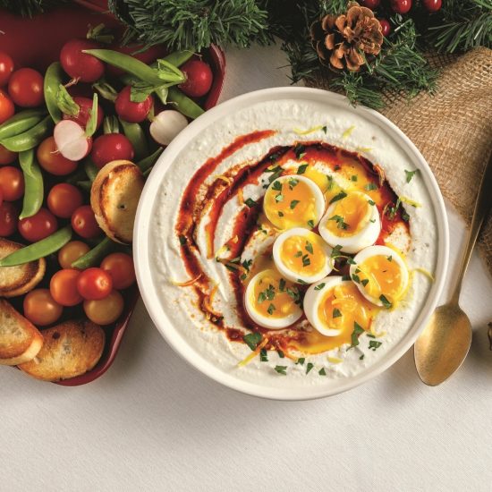 Trempette fouettée à la ricotta et yogourt avec oeufs mollets