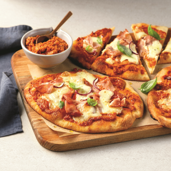 Pains plats au jambon, burrata et pesto