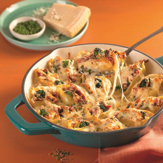 Coquilles farcies au jambon et brocoli, sauce Alfredo