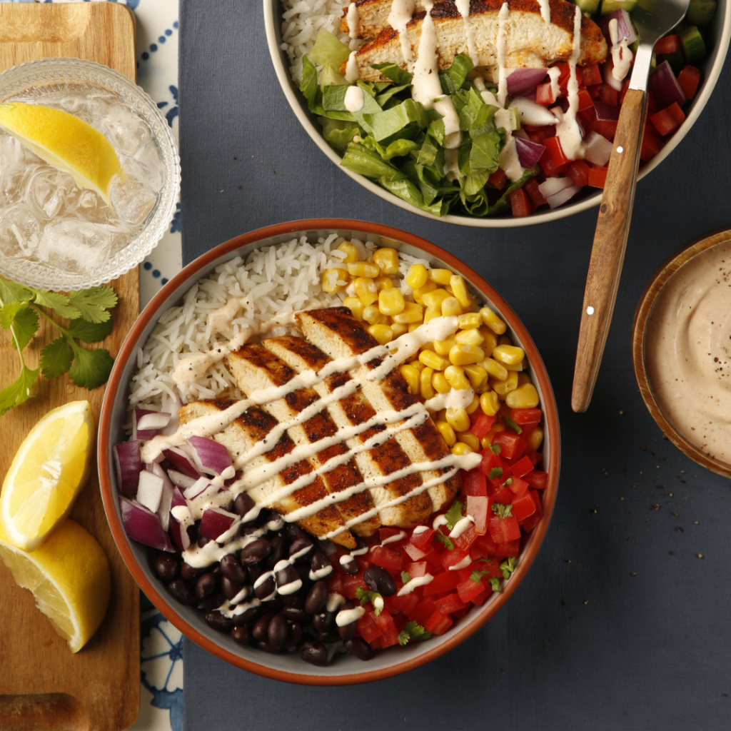 Bols repas au poulet grillé et sauce crémeuse épicée