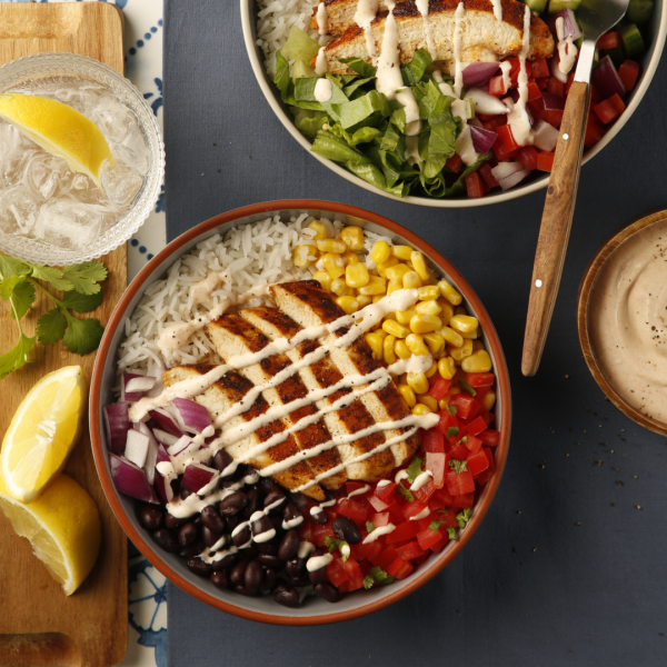 Bols repas au poulet grillé et sauce crémeuse épicée