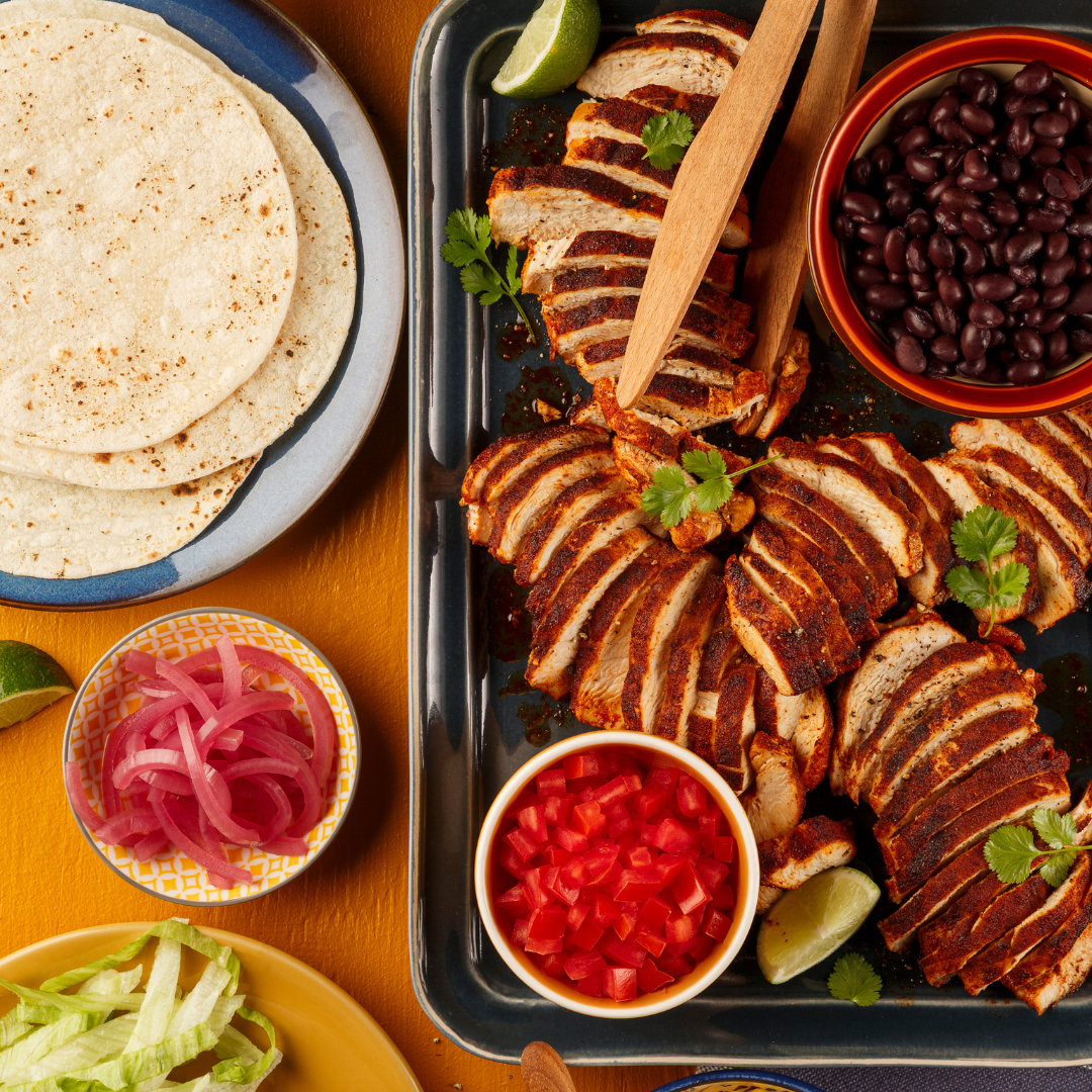 bar à tacos au poulet rôti avec garnitures variées sur la table