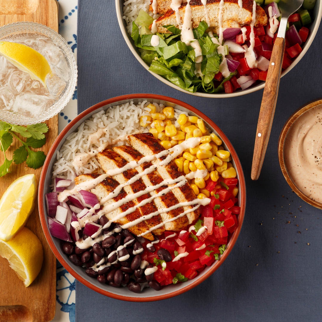 bol-repas au poulet grillé avec légumes et sauce crémeuse épicée