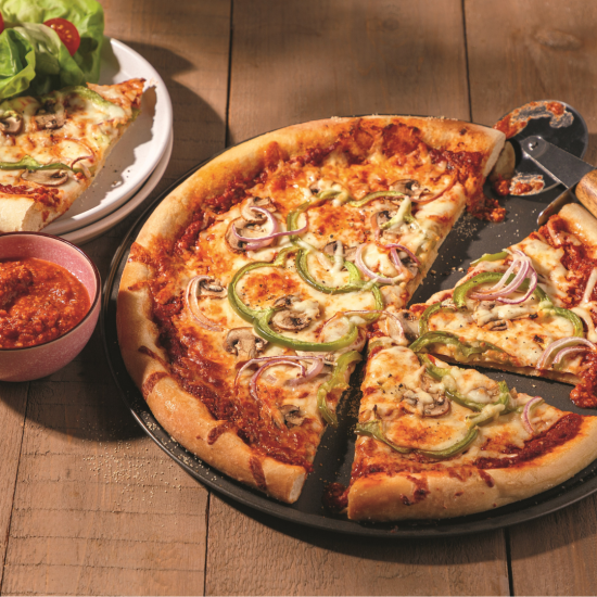 Pizza à la sauce à spaghetti sur le gril