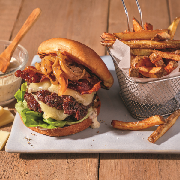 Smash burgers aux oignons, cheddar vieilli et bacon à la plancha