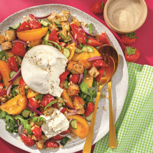 Salade panzanella aux fraises et burrata