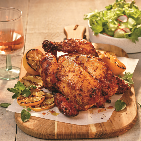 Poulet entier style piri-piri sur la broche