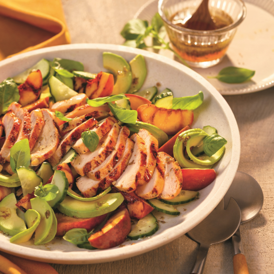 Salade tiède au poulet à la moutarde et pêches grillées