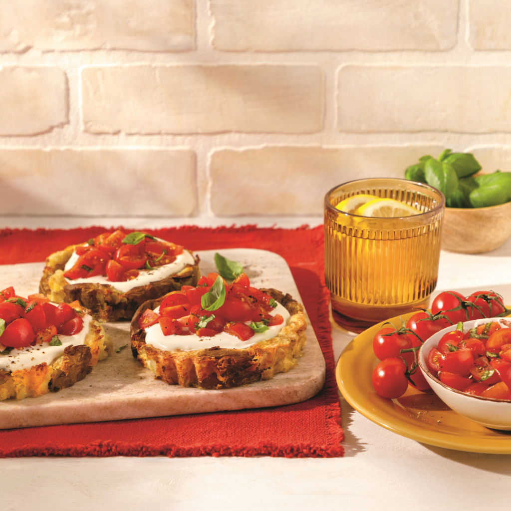 Tartelettes en croûte de pommes de terre, feta fouettée et tomates