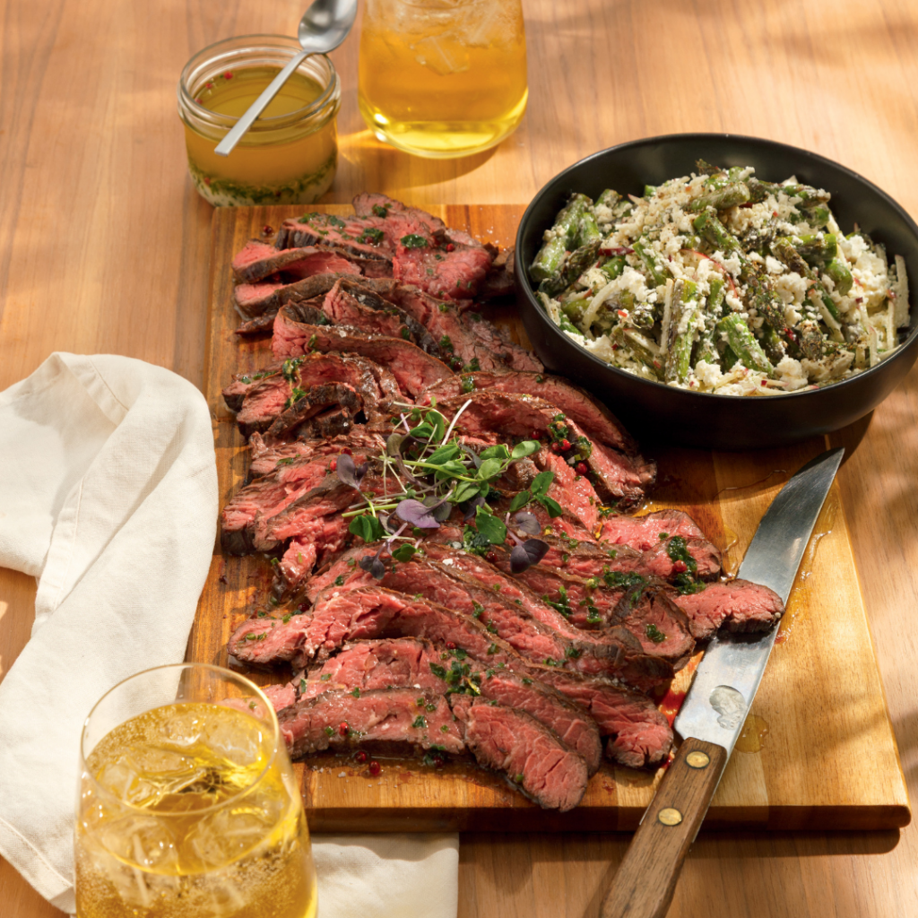 Bavette reverse sear, beurre cowgirl fumé et salade d’asperges croquantes