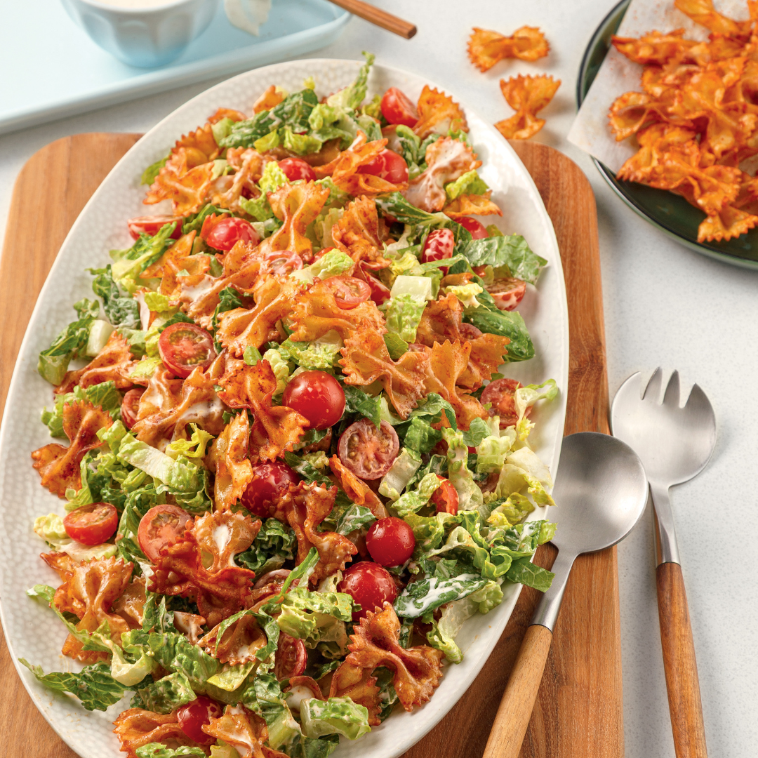 Salade de pâtes croustillantes avec pâtes grillées et garnitures colorées