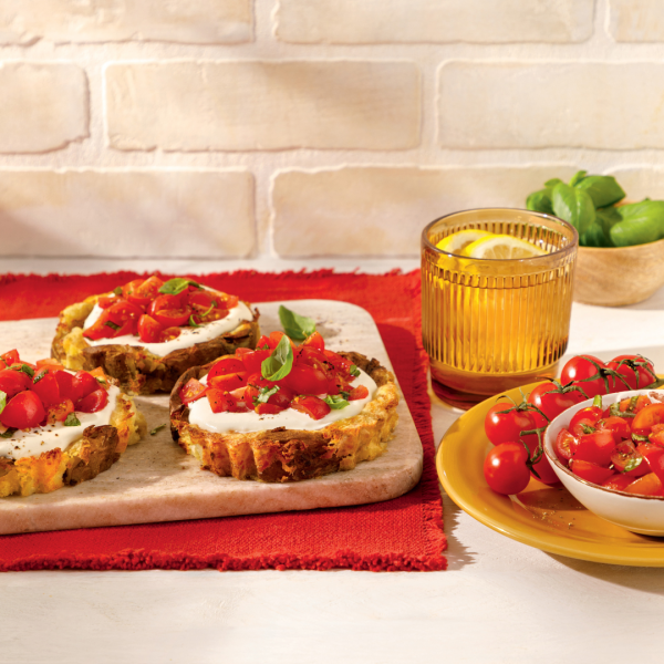 Tartelettes en croûte de pommes de terre, feta fouettée et tomates