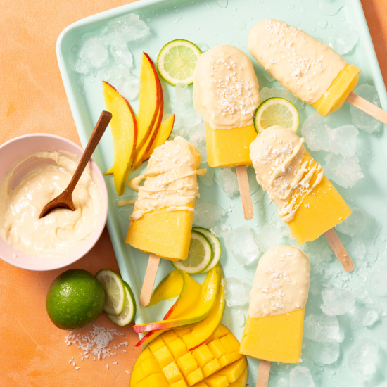 Popsicles tropicaux à la mangue, chocolat blanc et noix de coco