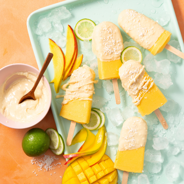 Popsicles tropicaux à la mangue, chocolat blanc et noix de coco