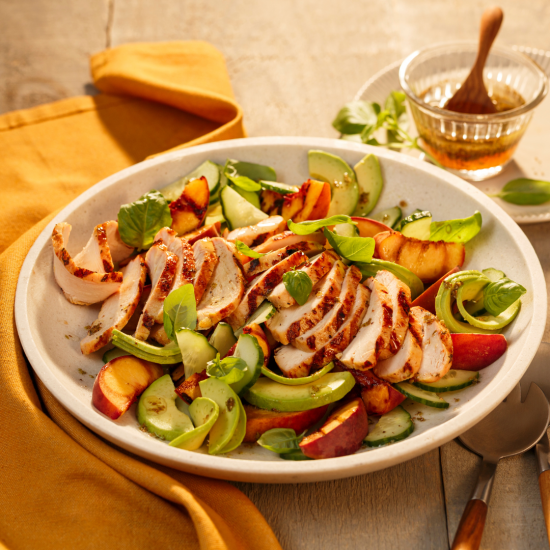 Salade tiède au poulet à la moutarde et pêches grillées