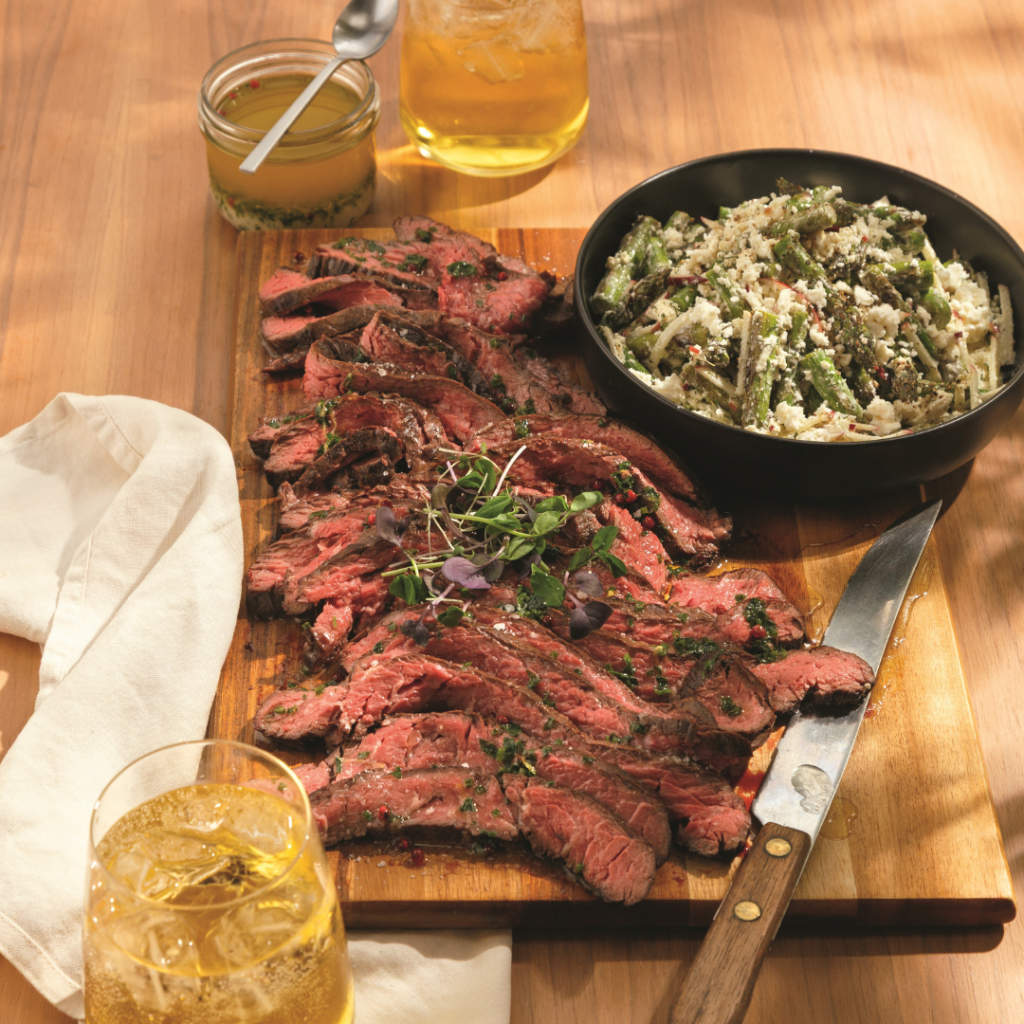 Bavette reverse sear, beurre cowgirl fumé et salade d’asperges croquantes