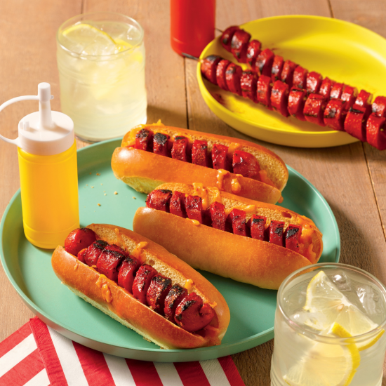 Hot-dogs fumés en spirales au cheddar