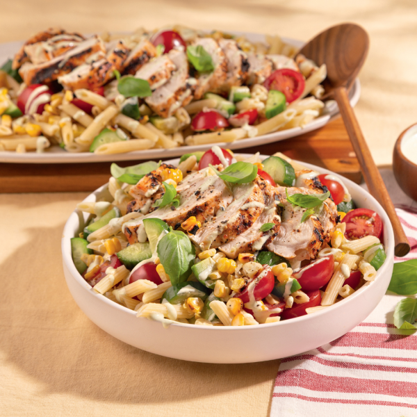 Salade de pâtes au poulet grillé, maïs et avocat
