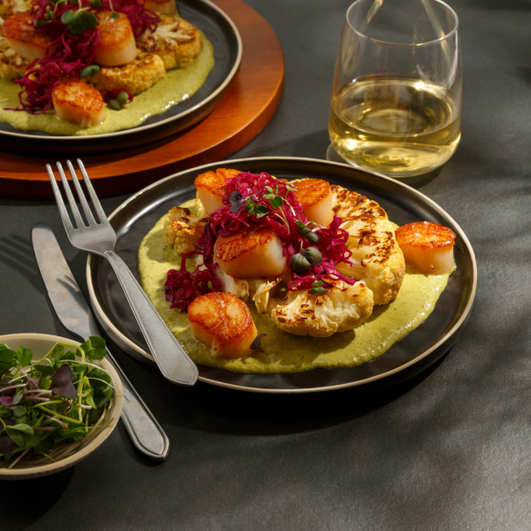Pétoncles poêlés sur steaks de choux-fleurs, sauce crémeuse aux jalapenos grillés