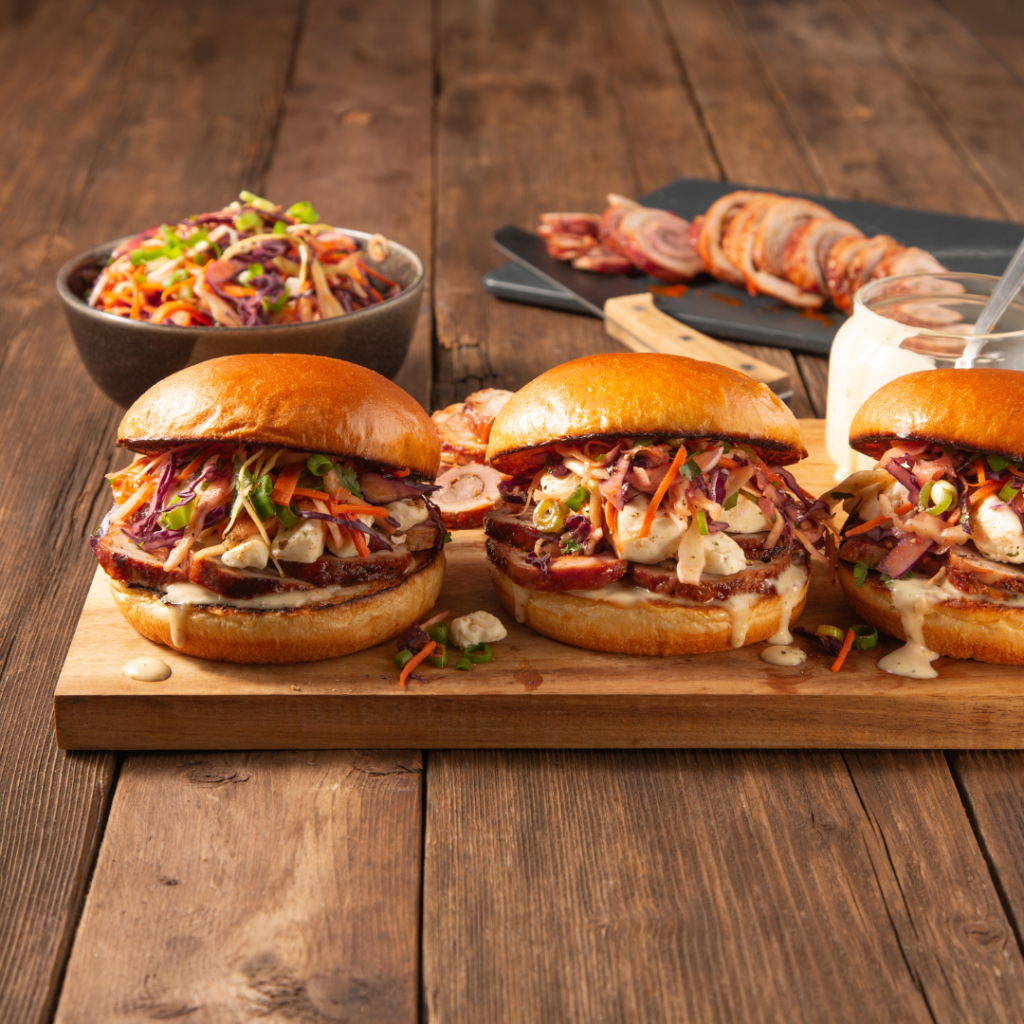 Burgers de porchetta de filet de porc express, fromage en grains et salade de chou Buffalo