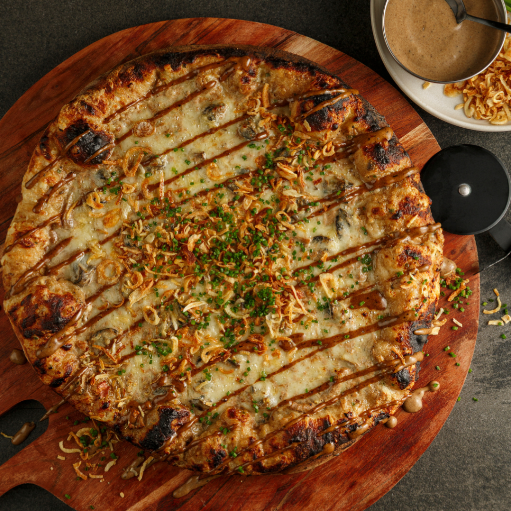 Pizza à la sauce crémeuse aux escargots et champignons, mayonnaise à l’ail noir