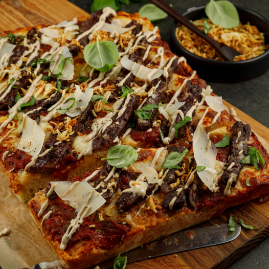 Pizza Détroit steak et aïoli à l’ail noir