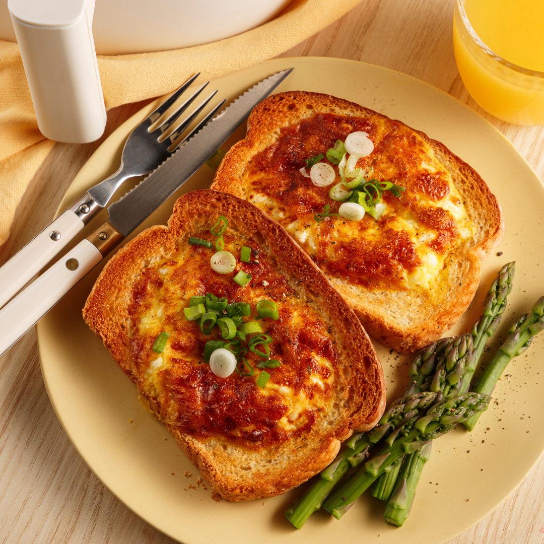 Toasts protéinées à l'air fryer garnies d'œufs, de fromage cottage et de cheddar.