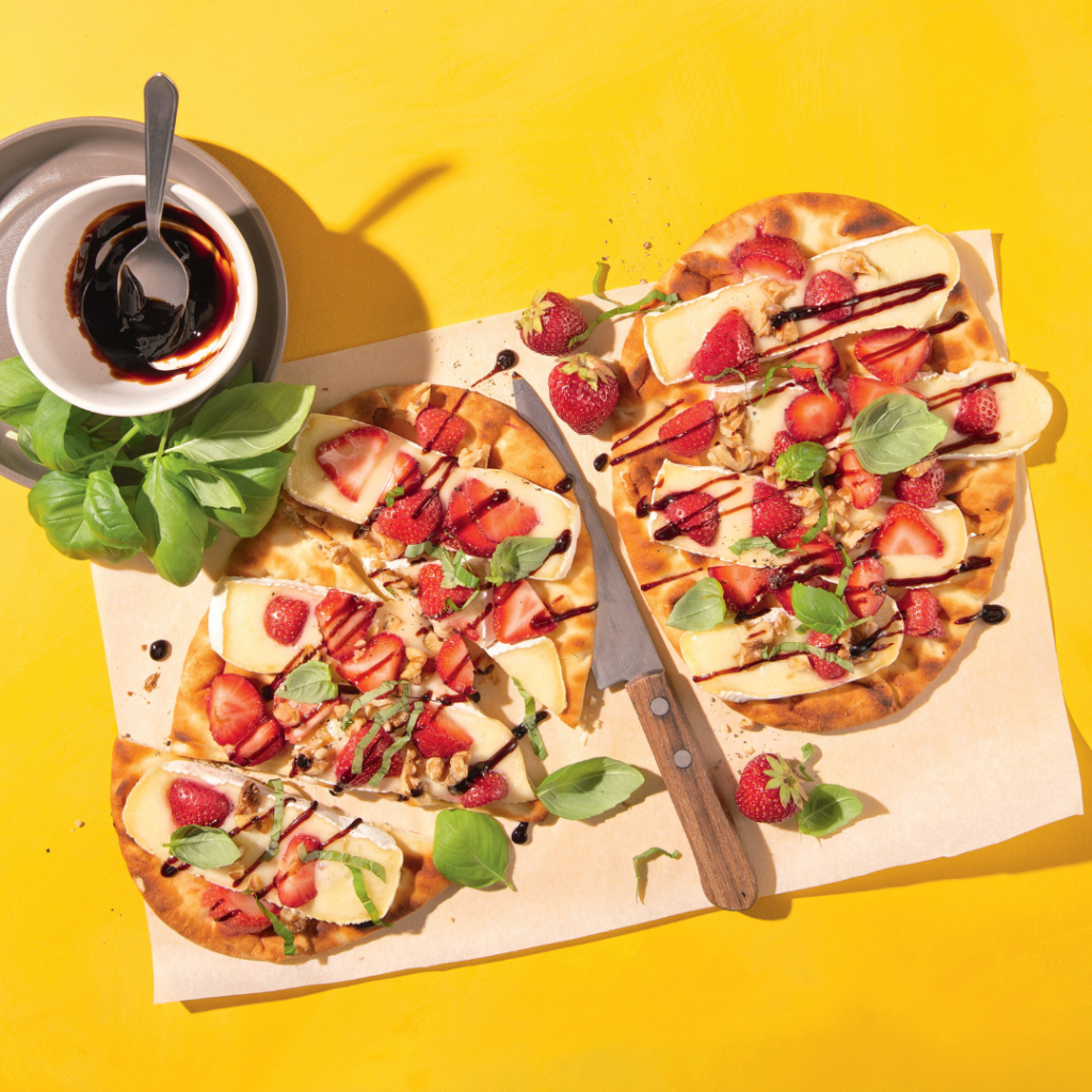 Pizzas apéros aux fraises, brie et balsamique sur pains naans