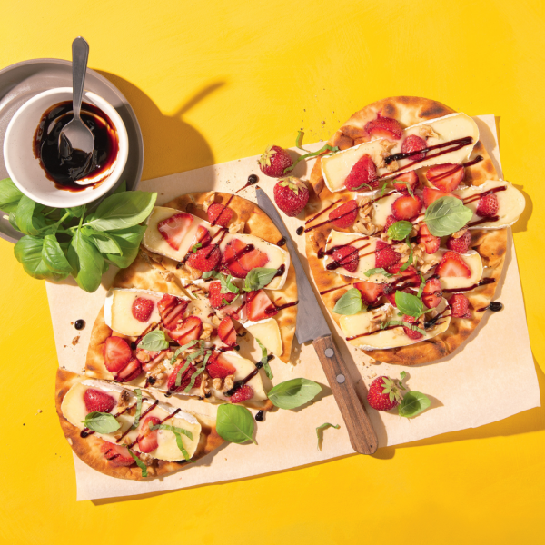 Pizzas apéros aux fraises, brie et balsamique sur pains naans