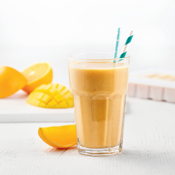 Smoothie mangue, orange et fraises
