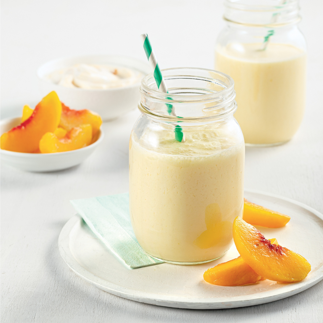 Smoothie pêche yogourt crémeux préparé avec des pêches, une banane et une boisson protéinée.