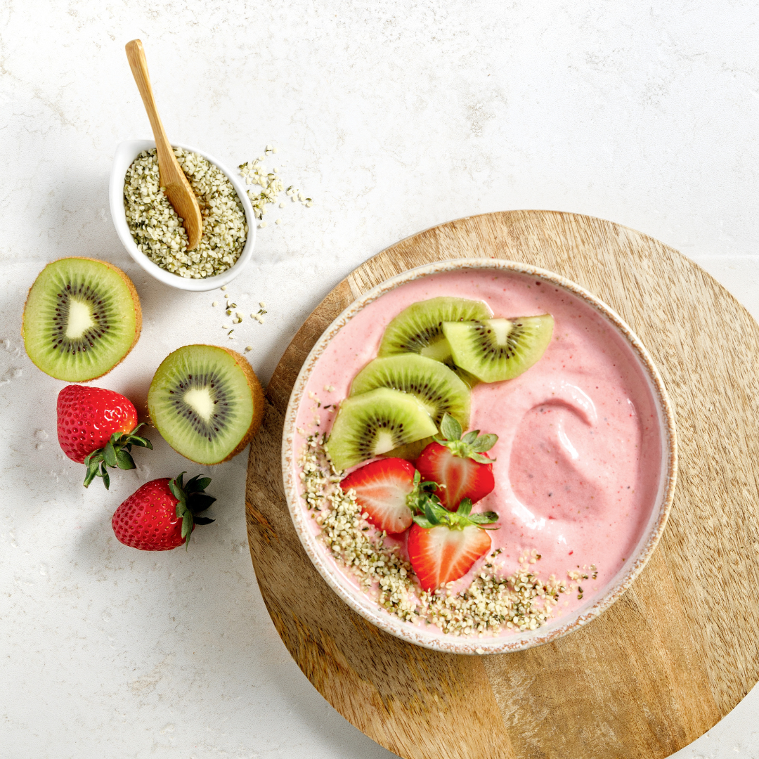 Recettes de smoothies Smoothie bowl fraises garni de kiwi, de fraises fraîches et de graines de chanvre.