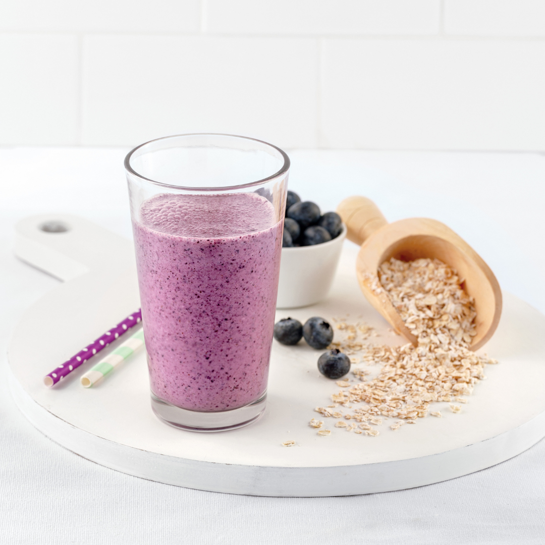 Recettes de smoothies - Smoothie bleuets sauvages crémeux servi dans un grand verre.