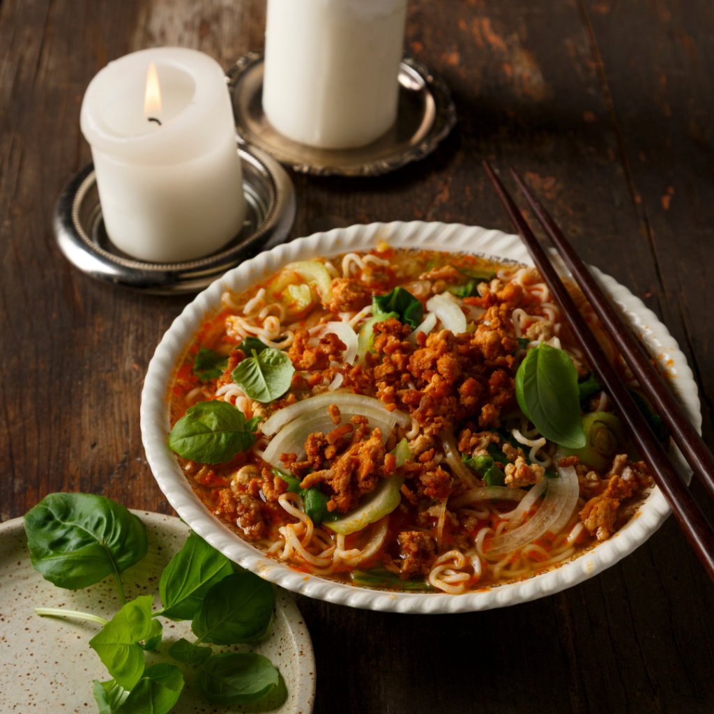 Soupe ramen au porc épicé et basilic thaï