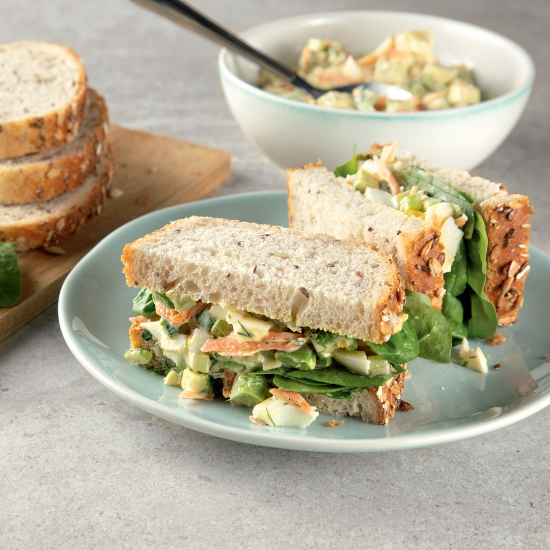 Sandwich aux œufs et légumes préparé avec du pain au levain.