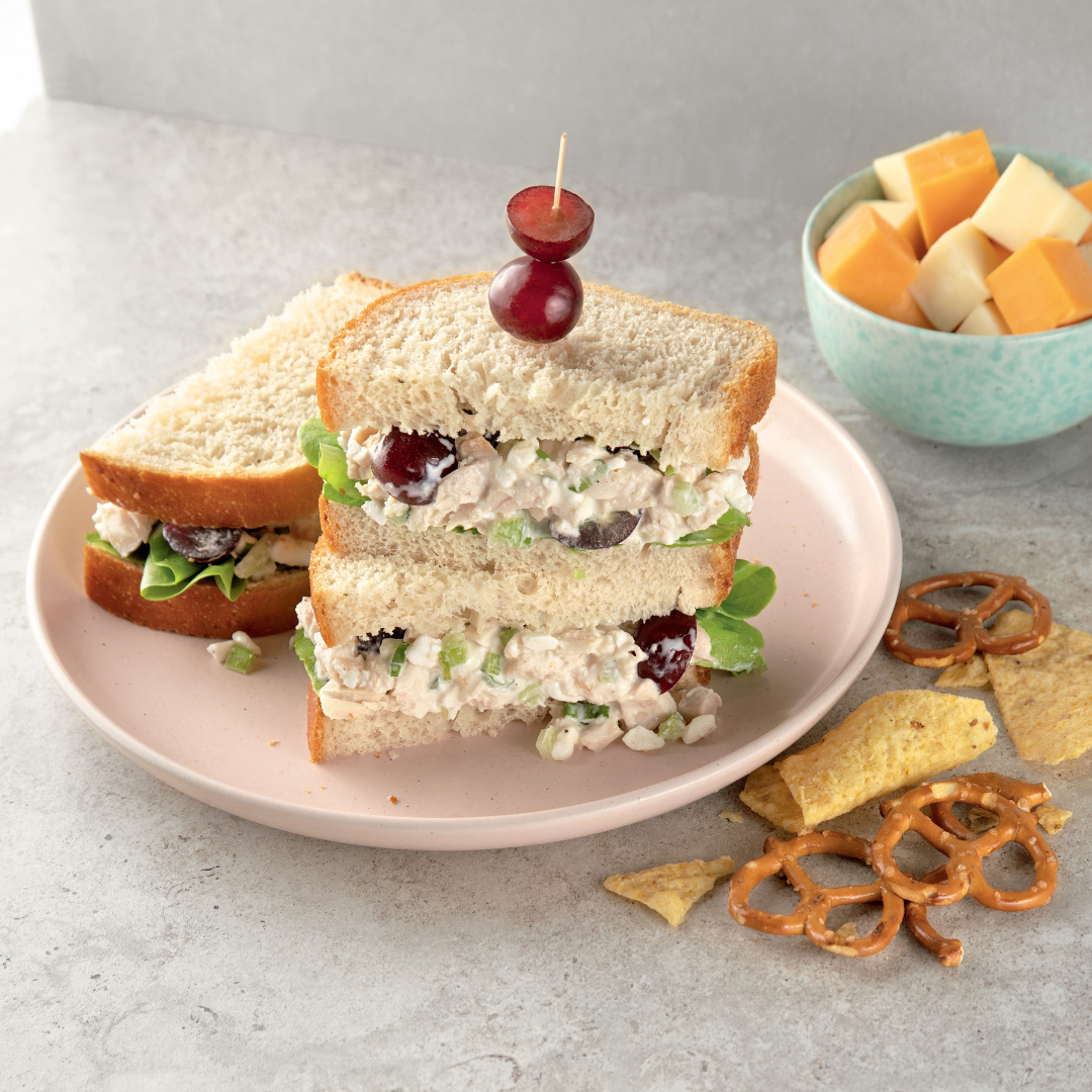 Sandwich à la salade de poulet et cottage servi sur du pain au levain protéiné.